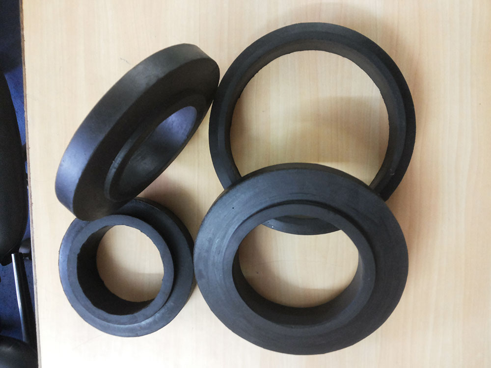 Rubber disc for impact idler